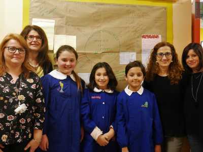 Sofia, Flavia e Roberto (qui con le loro insegnanti): sono i bambini che hanno avuto l'idea di proporre una petizione al fine di tutelare le splendide e abbandonate ville del quartiere Santo Spirito di Bari 